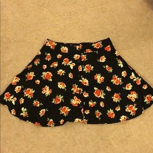 🌸FOREVER 21: Black floral skirt